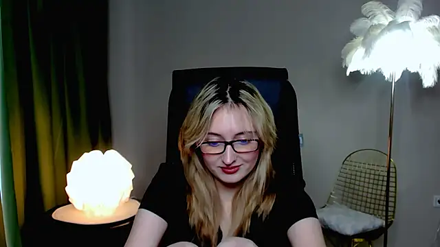 Snapshot of ScarlettScril chatting on October 19, 9:21 am ScarlettScril online show from October 19, 9:21 am