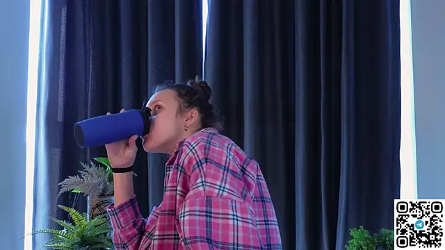 Snapshot of FoxFever chatting on November 4, 6:56 am FoxFever online show from November 4, 6:56 am