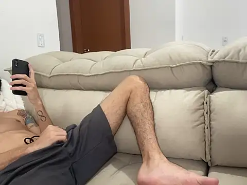 leozin01 online show from April 3, 5:00 pm