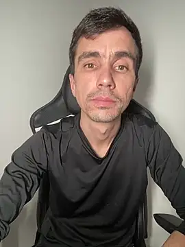 leozin01 online show from May 4, 11:56 pm