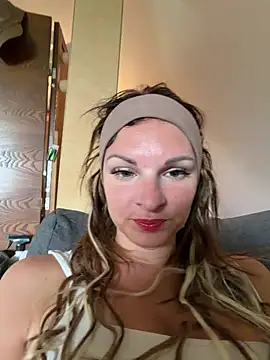 kinkysarahx online show from May 17, 8:12 am