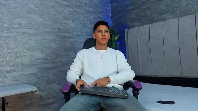 Snapshot of Zayne_cross chatting on October 17, 5:43 am Zayne cross online show from October 17, 5:43 am