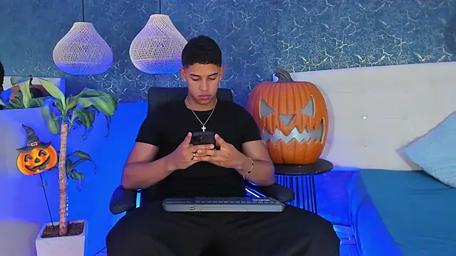 Snapshot of Zayne_cross chatting on October 18, 5:21 am Zayne cross online show from October 18, 5:21 am