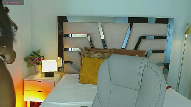 Snapshot of Maiacharris_ chatting on December 15, 7:40 pm Maiacharris online show from December 15, 7:40 pm