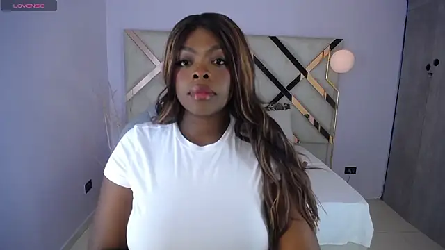 Snapshot of Maiacharris_ chatting on February 3, 12:32 pm Maiacharris online show from February 3, 12:32 pm