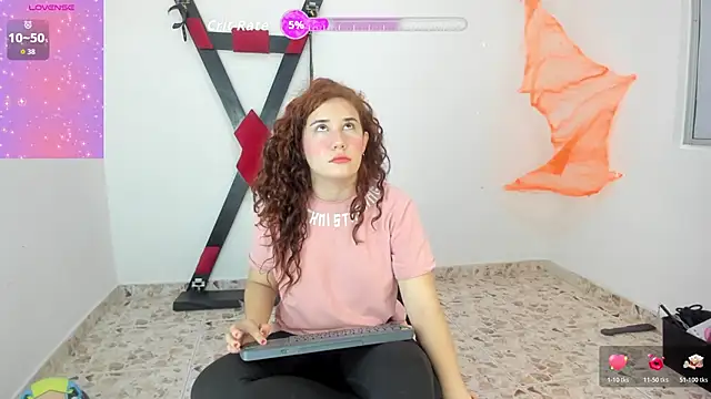 Snapshot of Lily_Red_Butterfly chatting on October 23, 4:23 am Lily Red Butterfly online show from October 23, 4:23 am