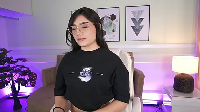 EmilyTurneer online show from November 5, 7:14 pm