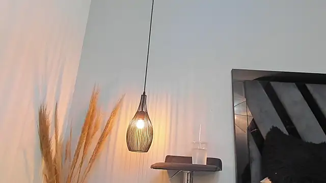 Amelia Brixton online show from February 17, 5:15 am