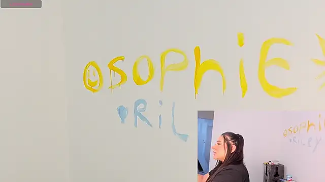 Snapshot of RileySwett chatting on October 18, 1:19 am RileySwett online show from October 18, 1:19 am