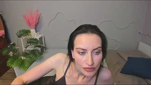 Snapshot of your__queen chatting on October 19, 3:56 pm your queen online show from October 19, 3:56 pm