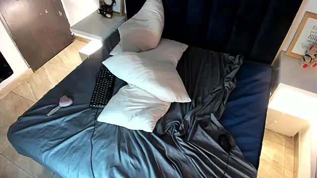 melanie roux   online show from April 2, 1:47 am