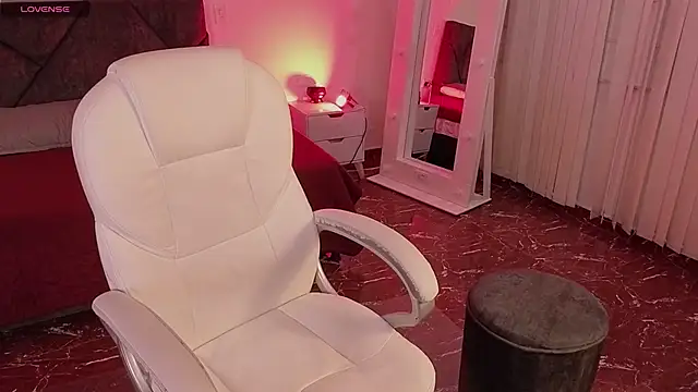 littlee red online show from April 1, 8:17 pm