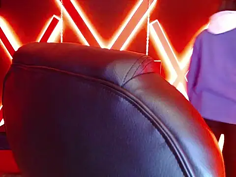 Snapshot of _jeessy chatting on February 18, 4:08 am jeessy online show from February 18, 4:08 am