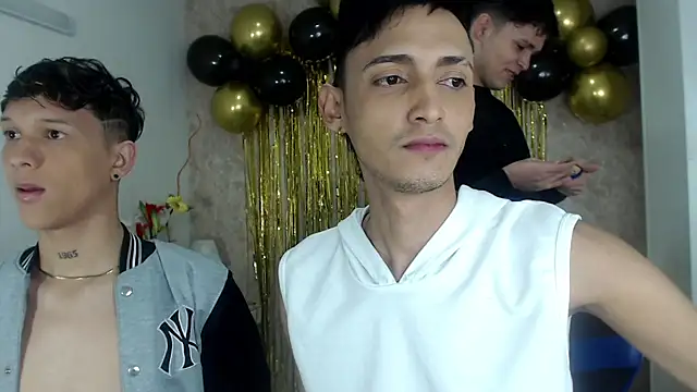 Snapshot of 3Boys_OneDream chatting on October 18, 1:45 pm 3Boys OneDream online show from October 18, 1:45 pm