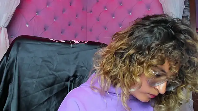 EmiliRouse  online show from February 3, 12:20 am