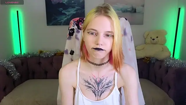 Snapshot of MitaSide chatting on December 17, 8:59 pm MitaSide online show from December 17, 8:59 pm