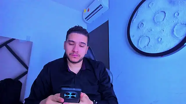 Snapshot of mike_257 chatting on February 13, 11:28 am mike 257 online show from February 13, 11:28 am