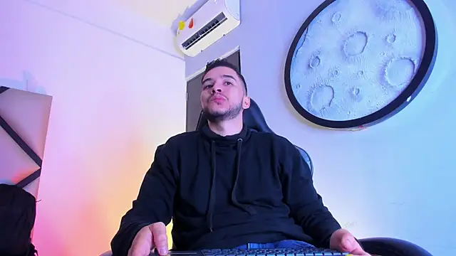 Snapshot of mike_257 chatting on February 18, 11:50 am mike 257 online show from February 18, 11:50 am