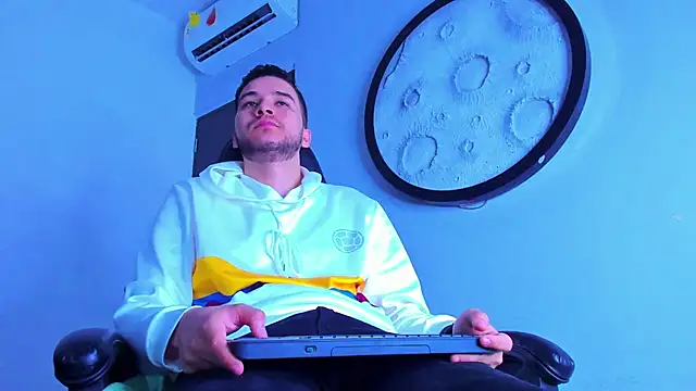 Snapshot of mike_257 chatting on February 24, 11:52 am mike 257 online show from February 24, 11:52 am