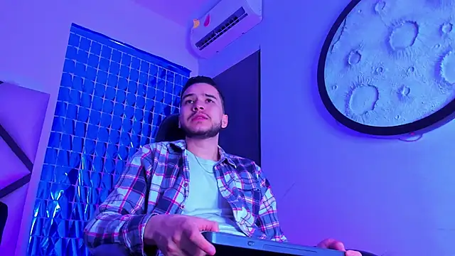 Snapshot of mike_257 chatting on March 7, 11:29 am mike 257 online show from March 7, 11:29 am