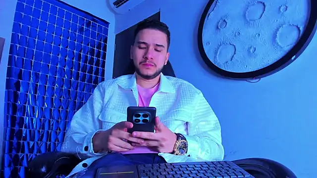 Snapshot of mike_257 chatting on March 9, 11:25 am mike 257 online show from March 9, 11:25 am