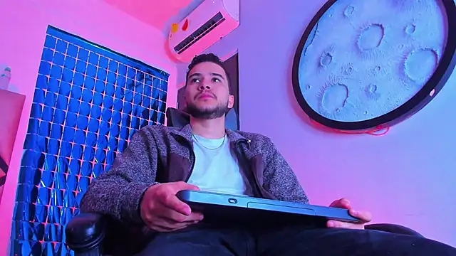 Snapshot of mike_257 chatting on March 10, 11:26 am mike 257 online show from March 10, 11:26 am