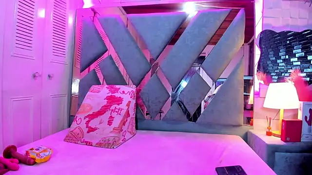 Scarlet Reyes online show from April 4, 6:38 pm