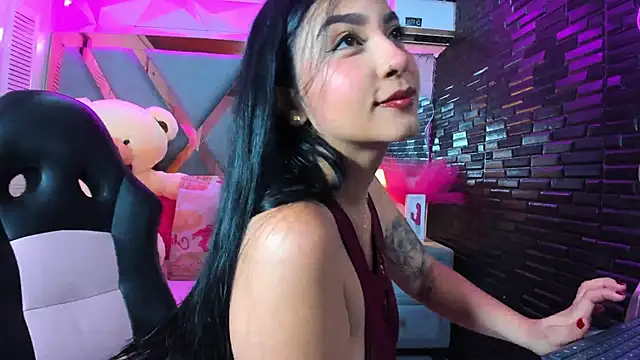 Scarlet Reyes online show from May 21, 1:18 pm
