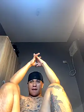 Snapshot of Sweet_Guy_tattoo chatting on November 1, 2:19 pm Sweet Guy tattoo online show from November 1, 2:19 pm