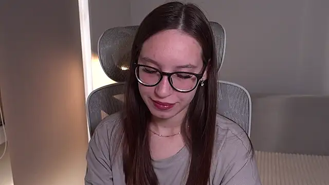 Snapshot of WhyEmmyCry chatting on April 20, 5:43 am WhyEmmyCry online show from April 20, 5:43 am