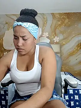 Snapshot of NahomiWalker_ chatting on February 21, 7:48 pm NahomiWalker online show from February 21, 7:48 pm