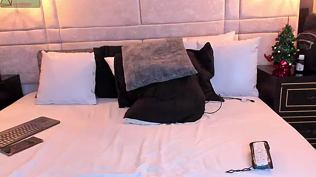 SantiOlsen online show from December 5, 6:44 am