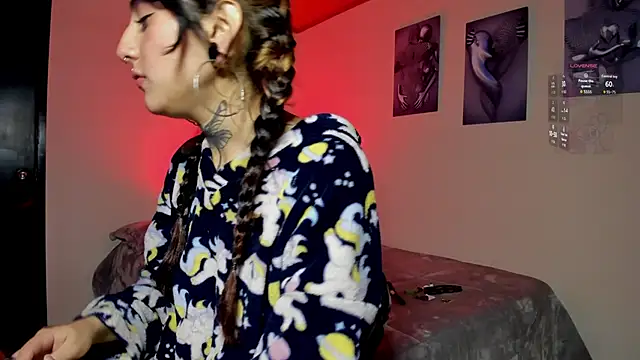 Snapshot of miku_st chatting on November 24, 12:32 am miku st online show from November 24, 12:32 am