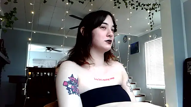 Trickylucy555 online show from April 4, 5:43 pm