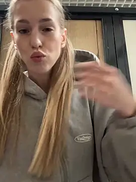 kira mia online show from December 5, 3:41 pm