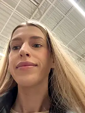 kira mia online show from December 17, 3:29 pm