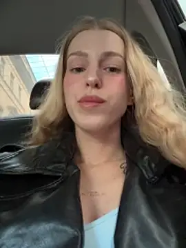 kira mia online show from April 24, 4:09 pm