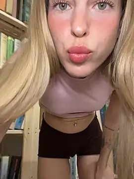 kira mia online show from May 5, 5:43 pm