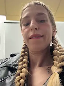kira mia online show from May 9, 5:18 pm