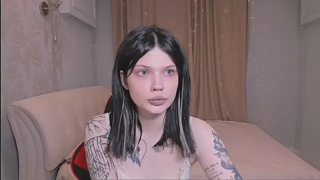 Snapshot of KeepMeOut chatting on October 21, 10:27 am KeepMeOut online show from October 21, 10:27 am