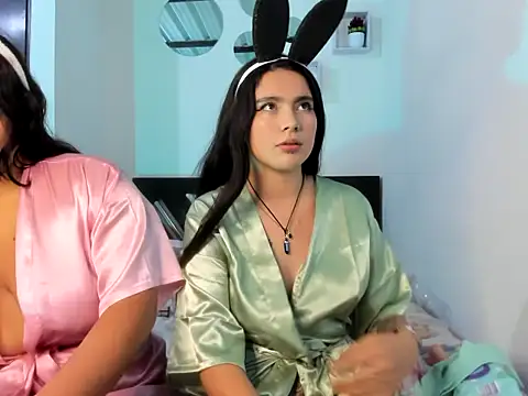 Twodirtyteens18 online show from October 21, 11:49 pm