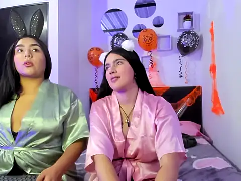 Twodirtyteens18 online show from October 25, 12:18 am