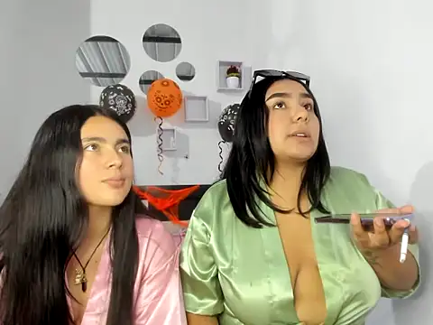 Twodirtyteens18 online show from October 28, 12:47 am