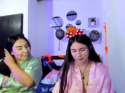 Twodirtyteens18 online show from October 29, 12:02 am