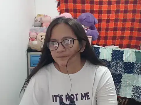 Snapshot of Kinkybela2025 chatting on October 31, 3:57 pm Kinkybela2025 online show from October 31, 3:57 pm