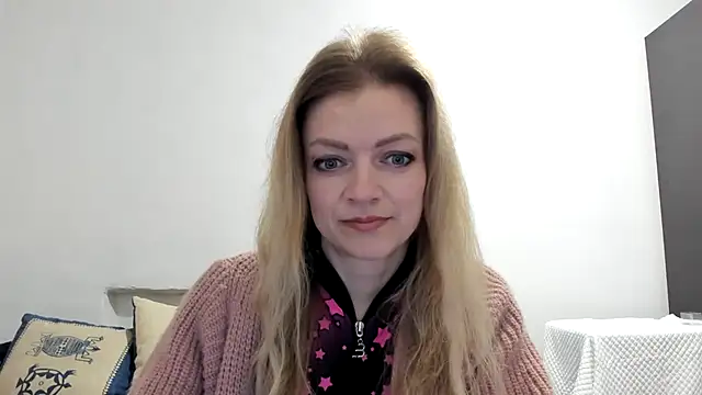 Snapshot of Salionne chatting on March 15, 3:18 pm Salionne online show from March 15, 3:18 pm