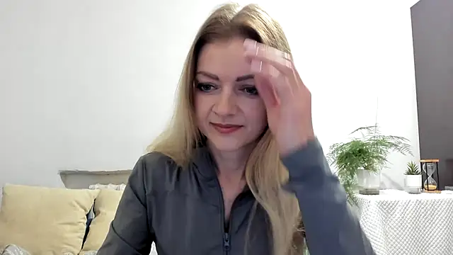 Snapshot of Salionne chatting on March 29, 8:53 pm Salionne online show from March 29, 8:53 pm