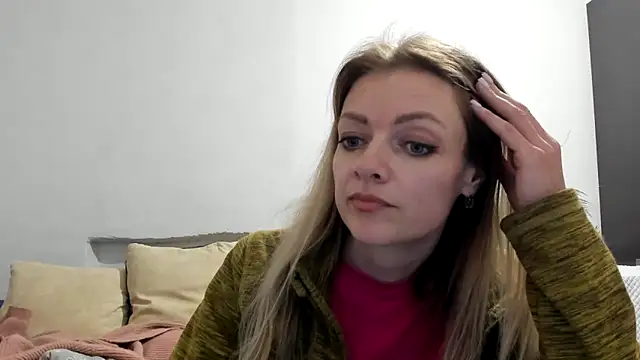 Snapshot of Salionne chatting on April 2, 8:39 pm Salionne online show from April 2, 8:39 pm