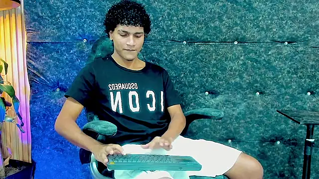 Snapshot of Iaan_Dalton_ chatting on October 20, 7:58 pm Iaan Dalton online show from October 20, 7:58 pm