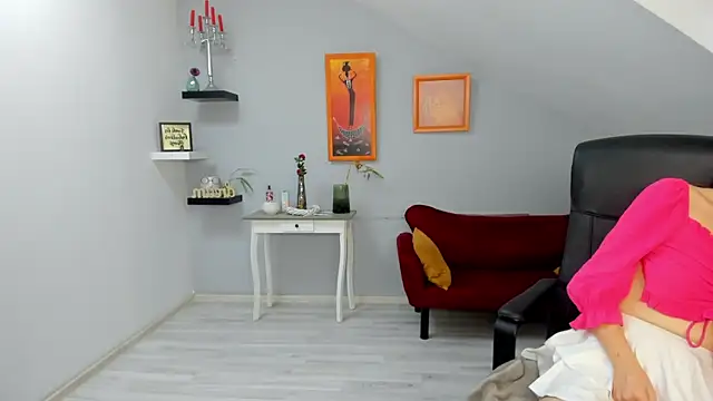 IzzyMonro online show from December 14, 8:41 am